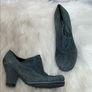 Audley London Blue Suede Ruched Heels Sz 40/9